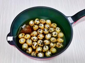 这时把泡好的红茶倒入锅中，香味扑鼻而来。