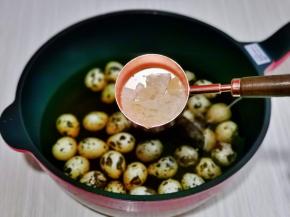 再加入冰糖，量可以根据个人口味增减，也可以不加。