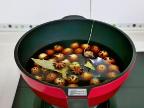 开煤气大火煮3分钟即可，因为鹌鹑蛋已经是熟的哈。