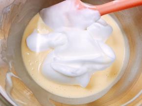 分次把打发好的蛋白跟蛋黄糊翻炒均匀