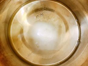 分离出来的蛋清放在无油无水无蛋黄的盆里，加入20克爱乐甜零卡糖