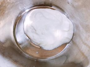 盆里加入自制浓稠无糖酸奶