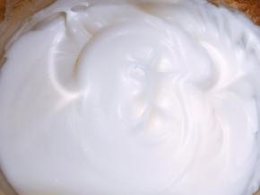 用电动打蛋器打发至能拉出细腻的小弯勾