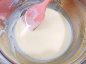 翻拌均匀，蛋黄糊完成