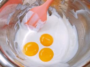 鸡蛋分离，蛋黄加入酸奶面糊里