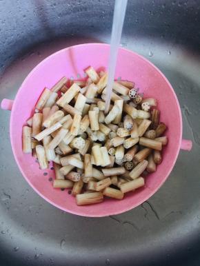 捞出过凉水！有条件的也可以放入冰水中浸泡一下！投凉！