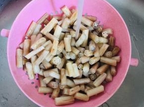 捞出过凉水！有条件的也可以放入冰水中浸泡一下！投凉！