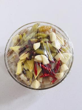 盖上保鲜膜，放入冰箱冷藏两个小时即可食用！