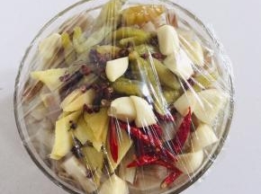 盖上保鲜膜，放入冰箱冷藏两个小时即可食用！