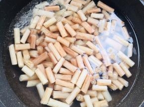 水开放入切好的藕带焯水30秒！
