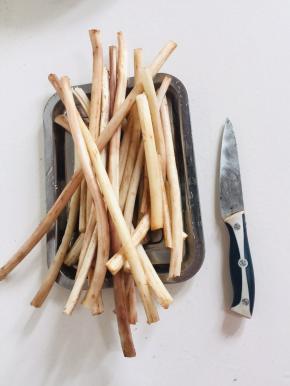  用小刀把藕带表皮刮干净，再清洗干净备用！（我今天买的是红莲藕的藕带，刮去表皮颜色好看一些，如果直接买的白莲藕藕带，这一步可以省略！）