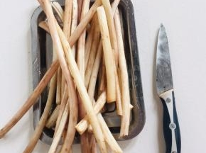  用小刀把藕带表皮刮干净，再清洗干净备用！（我今天买的是红莲藕的藕带，刮去表皮颜色好看一些，如果直接买的白莲藕藕带，这一步可以省略！）