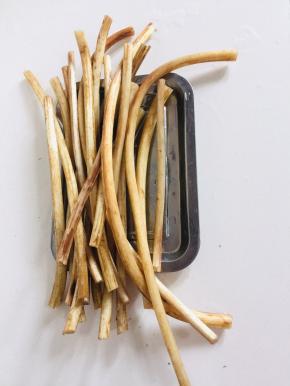 藕带去掉头尾，清洗干净备用！（头部毛笔状的嫩嫩的可以掰下来炒着吃，非常好吃！）