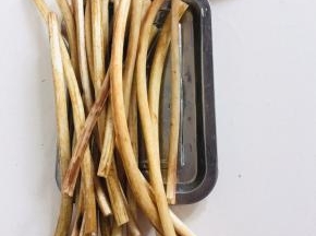 藕带去掉头尾，清洗干净备用！（头部毛笔状的嫩嫩的可以掰下来炒着吃，非常好吃！）