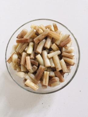 藕带放入容器中！