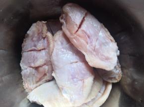 在鸡翅背面用刀划两道