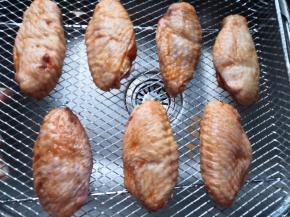 将鸡翅摆上炸篮