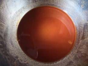 在碗里剩余的腌料里加适量蜂蜜，搅拌均匀