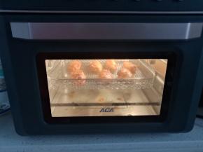 放入烤箱中层，开启空炸功能190度