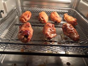 烤4分钟后按暂停键，取出炸篮，将鸡翅翻面