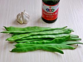 准备食材，把豆角去根去尖，再用冷水冲洗干净。