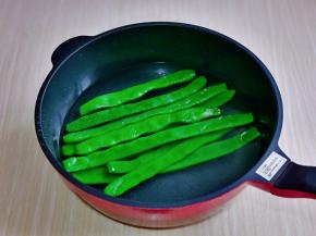 煮好后过冷水，淋干水分。