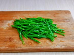 焯水的豆角切丝。