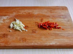 大蒜去皮切碎，辣椒切段。