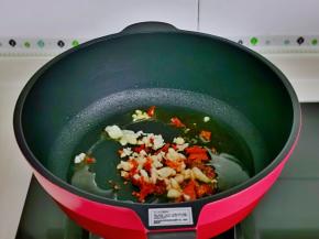 起油锅，加入蒜末与辣椒煸炒。