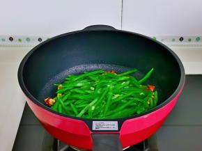 再加入豆角丝翻炒。