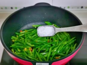 按个人口味加入盐。