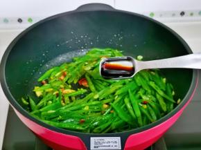 再加入一小勺生抽。