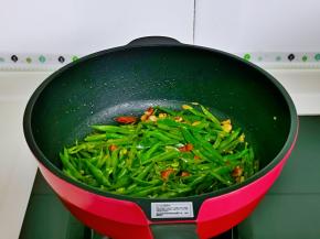 翻炒至豆角丝熟透出锅。
