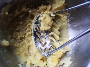 将红薯蒸熟去皮捣烂