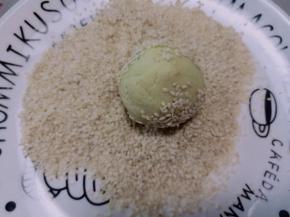 在表面沾满白芝麻