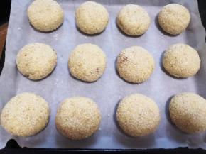 稍微按扁，两面抹油，摆入铺了油纸的烤盘