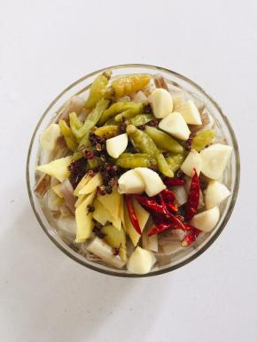 放入生姜片，蒜瓣，花椒，小米辣，泡椒水，泡野山椒1袋，2勺盐，1勺糖，适量白醋，凉白开少许！（白醋和凉白开的比例是8:1，白醋不要放的太多，淹没住藕带即可！）