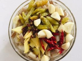 放入生姜片，蒜瓣，花椒，小米辣，泡椒水，泡野山椒1袋，2勺盐，1勺糖，适量白醋，凉白开少许！（白醋和凉白开的比例是8:1，白醋不要放的太多，淹没住藕带即可！）