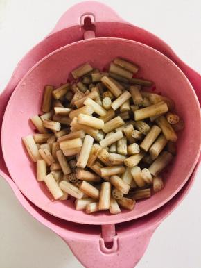 捞出沥干水份备用！