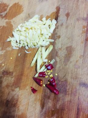 蒜瓣拍碎切成末，生姜切成条，干辣椒切成段备用！