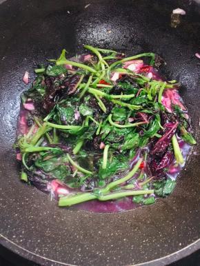 起锅前放入一勺生抽调味即可！