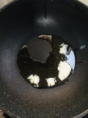 锅烧热倒入适量的猪油融化！（炒青菜类的放入猪油，又香又软！特别好吃！）