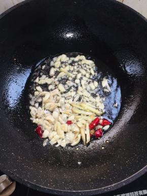 放入生姜，蒜瓣，干辣椒爆香！