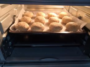 放入预热好的烤箱中层，上下火热风230度10分钟，中途翻面