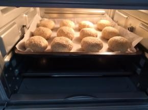 放入预热好的烤箱中层，上下火热风230度10分钟，中途翻面