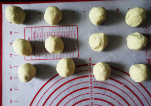 平均分成12份，搓圆