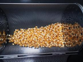 打开烤笼，将玉米粒装入