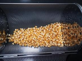 打开烤笼，将玉米粒装入