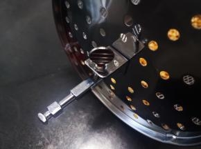 旋紧旋钮，将烤笼固定