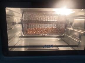 放入空气炸烤箱，将烤笼固定在烤箱里，开启空气炸功能200度15分钟